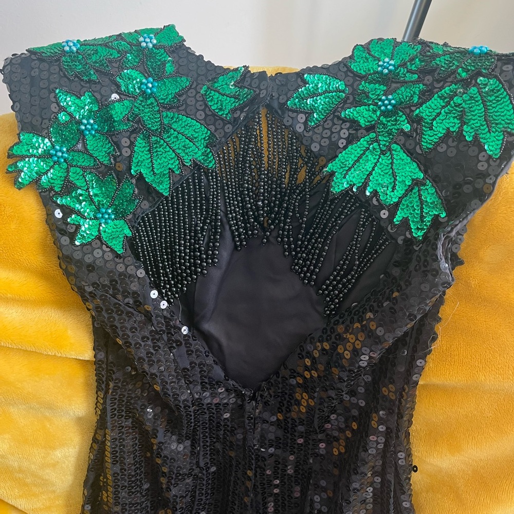 Vintage black and green sequined gown size 8 with keyhole back. - Picture 12 of 13